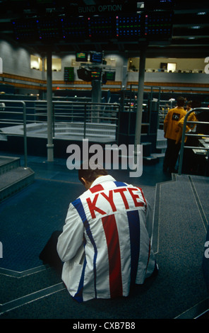 Futures und Rohstoffe Händler an der LIFFE Austausch während der 1990er Jahre, City of London. Stockfoto