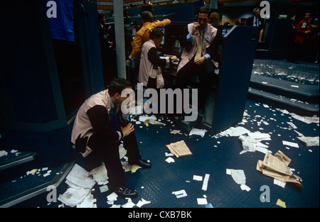 Futures und Rohstoffe Händler an der LIFFE Austausch während der 1990er Jahre, City of London. Stockfoto