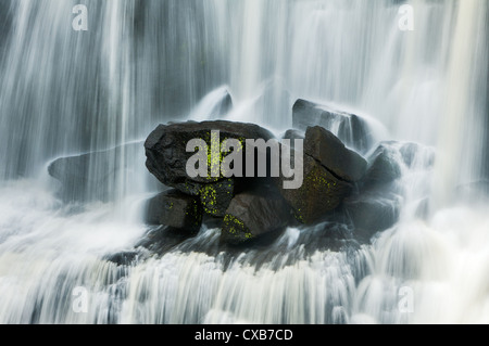 Wasser läuft über die gestapelten Felsen an den Ebor Falls. Stockfoto
