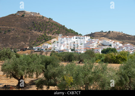 ANDALUSIEN, SPANIEN. Das Dorf von Sanlucar de Guadiana, von der portugiesischen Seite des Rio Guadiana gesehen. 2012. Stockfoto