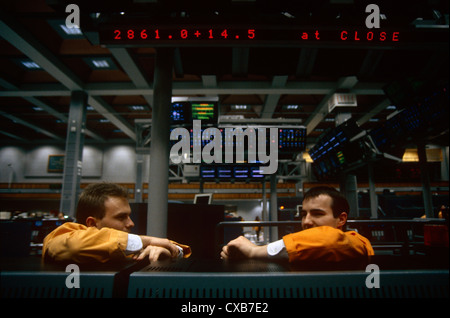 Futures und Rohstoffe Händler an der LIFFE Austausch während der 1990er Jahre, City of London. Stockfoto