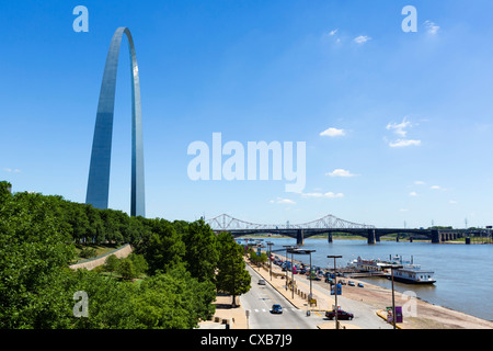 Der Mississippi Küste mit den Gateway Arch auf der linken Seite, Jefferson National Expansion Memorial, St. Louis, Missouri, USA Stockfoto