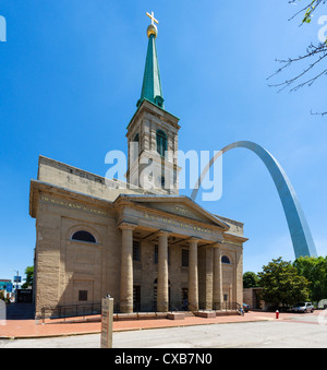 Die alte Kathedrale (die Basilika von Saint-Louis, König von Frankreich) mit den Gateway Arch hinter St. Louis, Missouri, USA Stockfoto