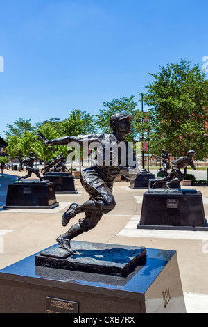 Statuen der Famouse Kardinäle Basebal Spieler außerhalb der Busch Stadium, St. Louis, Missouri, USA Stockfoto