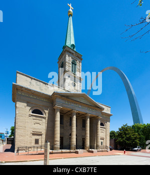 Die alte Kathedrale (die Basilika von Saint-Louis, König von Frankreich) mit den Gateway Arch hinter St. Louis, Missouri, USA Stockfoto