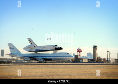 FORT WORTH (31. 10, 2008) das Space Shuttle Endeavour, auf eine modifizierte Boeing 747, Taxis in Richtung der Start- und Landebahn am Naval Air Station gemeinsame Mindestreservebasis, Fort Worth, Texas. Das Flugzeug ist auf einem querfeldeintrek Zurück zum Heimathafen der Sonde im Kennedy Space Center, Florida. Stockfoto