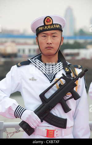 Ein Mitglied der chinesischen Marine steht in einer Ehre Cordon für US-Verteidigungsminister Leon Panetta 20. September 2012 in Qingdao China. Stockfoto