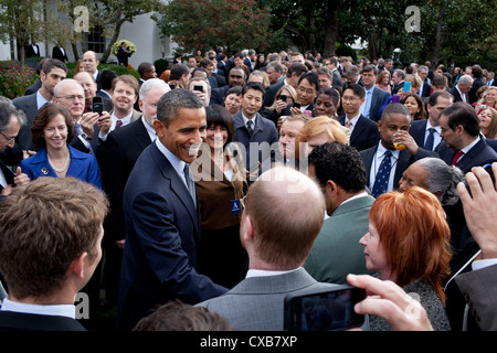 US-Präsident Barack Obama von einem Empfang feiern die Unterzeichnung der Trade Adjustment Assistance Extension Act und Korea, Panama und Kolumbien Freihandelsabkommen 21. Oktober 2011 im Rose Garden des weißen Hauses fällt. Stockfoto