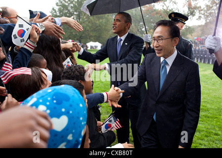 US-Präsident Barack Obama und Präsident Lee Myung-Bak, der Republik Korea begrüßen Gäste bei Ankunft Staatsakt 13. Oktober 2011 auf dem South Lawn des weißen Hauses. Stockfoto