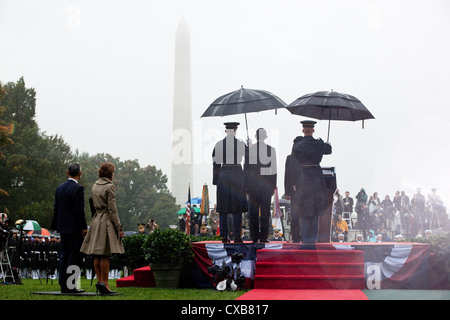 US-Präsident Barack Obama und Präsident Lee Myung-Bak, der Republik Korea in Ankunft Staatsakt 13. Oktober 2011 auf dem South Lawn des weißen Hauses in Washington, DC zu beteiligen. Stockfoto