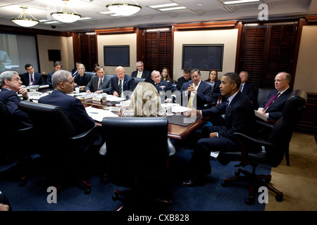 US Präsident Barack Obama trifft sich mit Mitgliedern seines nationalen Sicherheitsteams 11. Oktober 2011 in den Situation Room des weißen Hauses danken ihnen für ihre Arbeit in ein Grundstück zu ermorden, Botschafter Adel al-Dschubeir von Saudi Arabien zu stören. Stockfoto