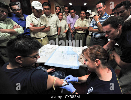 Lt.Cmdr. Rebecca Pastete, aus San Diego, demonstrieren, wie ein Patient mit einer intravenösen Therapie geben, während eine weitere Verheißung trauma care 2011 Experten Austausch an der Universidad Modular Abierta. Weiterhin Versprechen ist ein 5-Monat humanitäre Mission zur Unterstützung der Karibik, Zentral- und Südamerika. Stockfoto