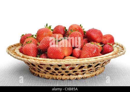 frische Erdbeeren in den Korb, isoliert auf weiss Stockfoto