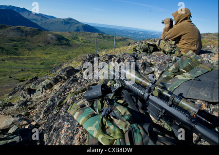 Gemeinsame Basis ELMENDORF - Richardson, Alaska - Anchorage Polizei Abteilung spezielle Waffen und Taktiken (SWAT) Team Offiziere Zug auf dem High-Angle Sniper Strecke am Joint Base Elmendorf-Richardson, Dienstag, August 28, 2012. Die spezialisierte Ausbildung bereitet die Offiziere für mehrere Szenarien, in denen die Treffsicherheit und Aufklärung notwendig sein kann. Stockfoto