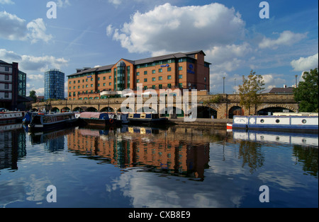 UK, South Yorkshire, Sheffield, Victoria Kais, Kanal-Becken, Hilton Hotel & Lastkähne Stockfoto