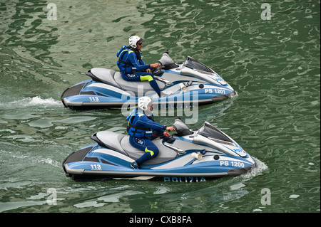 Zwei Polizisten auf Jetskis patrouillieren auf dem Canal Grande in Venedig, Italien Stockfoto