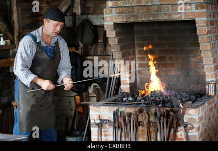 Schmied bei der Arbeit, historische Acadian Village, eine Nachbildung eines 1900er Jahren Acadian Dorf in West Pubnico, Nova Scotia, Kanada Stockfoto