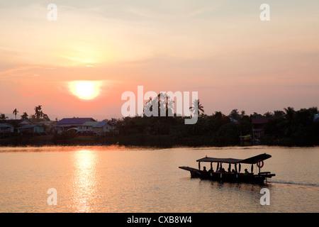 Sonnenuntergang über Borneo Kuching Fluss Stockfoto