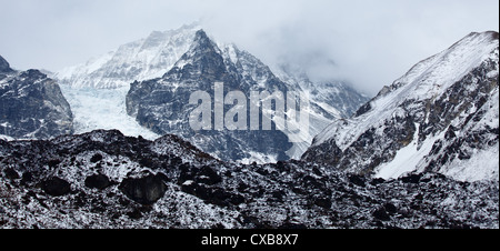 Schneebedeckte Berge und eine gefrorene Gletscher hinter dem Dorf Kyanjin Gompa, Langtang-Tal, Nepal Stockfoto