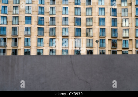 Ein Gebäude im Zentrum von Berlin mit dem Holocaust-Denkmal im Vordergrund Stockfoto
