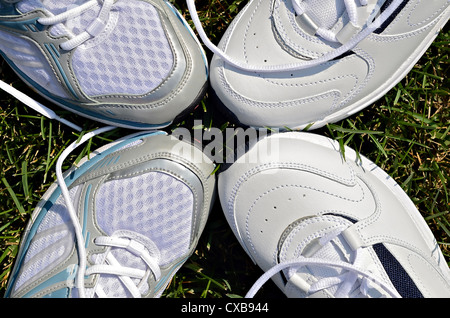 Zwei Paar Sportschuhe in den Rasen. Stockfoto