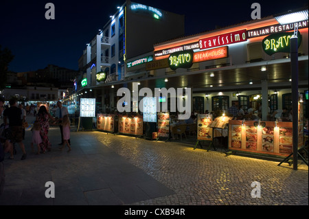 Stadt-Szene bei Nacht Albufeira, Algarve, Portugal Stockfoto