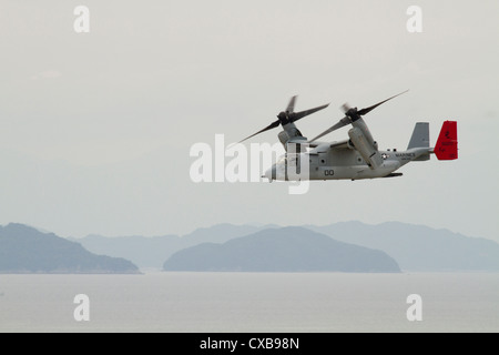 US Marine Corps Besatzungen führt MV-22 Osprey Flugzeug funktionale überprüfen und pilot Proficiency Flüge 24. September 2012 an Bord der Marine Corps Air Station Iwakuni Japan. Die Flüge sind erforderlich, bevor das Flugzeug in Japan fliegen können. Stockfoto