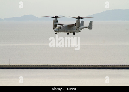 US Marine Corps Besatzungen führt MV-22 Osprey Flugzeug funktionale überprüfen und pilot Proficiency Flüge 24. September 2012 an Bord der Marine Corps Air Station Iwakuni Japan. Die Flüge sind erforderlich, bevor das Flugzeug in Japan fliegen können. Stockfoto