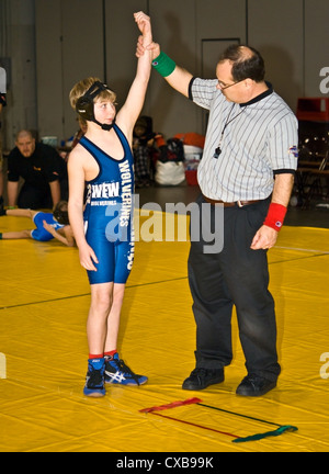 Junge deklarierten Gewinner ein Wrestling-match. Stockfoto