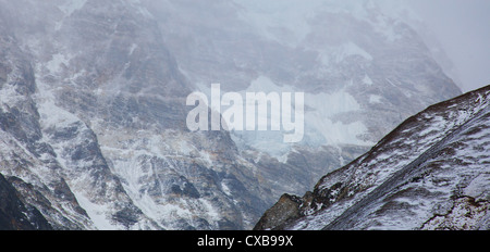 Dunst und Nebel fegen über die Seite eines Berges in Schnee bedeckt, Langtang-Tal, Nepal Stockfoto