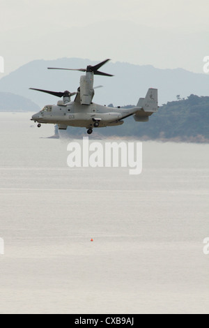 US Marine Corps Besatzungen führt MV-22 Osprey Flugzeug funktionale überprüfen und pilot Proficiency Flüge 24. September 2012 an Bord der Marine Corps Air Station Iwakuni Japan. Die Flüge sind erforderlich, bevor das Flugzeug in Japan fliegen können. Stockfoto