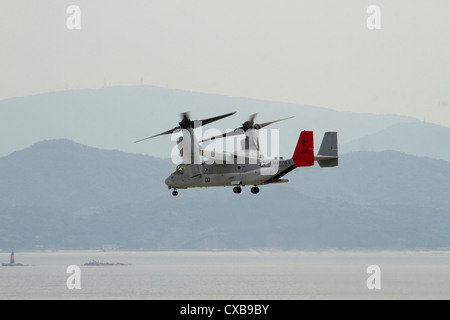 US Marine Corps Besatzungen führt MV-22 Osprey Flugzeug funktionale überprüfen und pilot Proficiency Flüge 24. September 2012 an Bord der Marine Corps Air Station Iwakuni Japan. Die Flüge sind erforderlich, bevor das Flugzeug in Japan fliegen können. Stockfoto