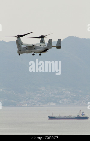 US Marine Corps Besatzungen führt MV-22 Osprey Flugzeug funktionale überprüfen und pilot Proficiency Flüge 24. September 2012 an Bord der Marine Corps Air Station Iwakuni Japan. Die Flüge sind erforderlich, bevor das Flugzeug in Japan fliegen können. Stockfoto