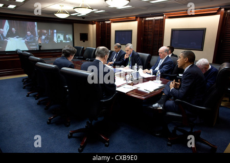 US-Präsident Barack Obama spricht mit der irakische Ministerpräsident Nouri al-Maliki während einer sicheren video Telekonferenz 21. Oktober 2011 in den Situation Room des weißen Hauses. Am Tisch von links, sind: Tony Blinken, nationaler Sicherheitsberater, dem Vizepräsidenten; Staatssicherheit Berater Tom Donilon; Puneet Talwar, Senior Director für den Irak, Iran und den Golfstaaten; Stellvertretende National Security Advisor Denis McDonough; und Chef des Stabes Bill Daley. Auf dem Bildschirm von links abgebildet, sind: Ministerpräsident al-Maliki, zusammen mit zwei Helfern; Vize-Präsident Joe Biden; und General Lloyd Austin, Comman Stockfoto