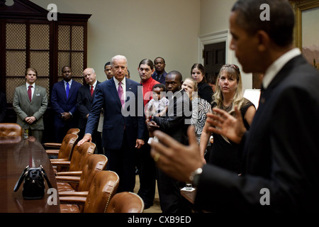 US Präsident Barack Obama und Vize-Präsident Joe Biden 12. September 2011 eine Gruppe von Lehrern, Veteranen, Ersthelfer und Unternehmer im Roosevelt Room des weißen Hauses zu grüßen, vor Abgabe einer Erklärung auf der American Jobs Act. Stockfoto