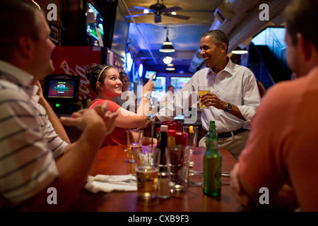 US-Präsident Barack Obama hat ein Bier mit Gönner im Pumpe Haus Pub and Grill 14. August 2012 in Waterloo, Iowa. Stockfoto