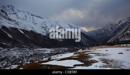 Blick zurück ins Langtang-Tal aus dem Dorf Kyanjin Gompa, Nepal Stockfoto