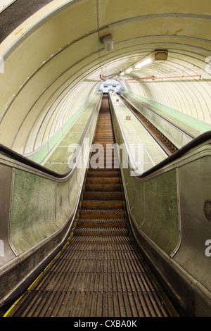 Nachschlagen von den hölzernen Rolltreppen der Tyne Fußgänger und Radfahrer Tunnel, Jarrow, Howden, Nord-Ost-England, UK Stockfoto