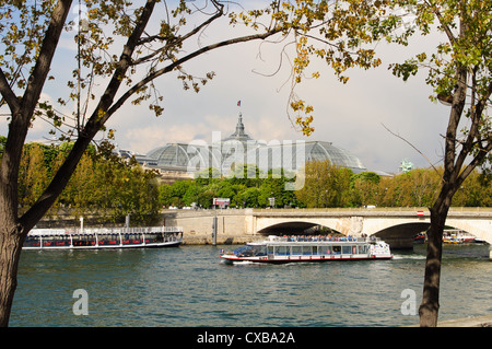 Bateau-Mouche und Grand Palais, Paris. Frankreich Stockfoto