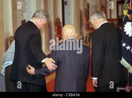 US-Präsident Bill Clinton begleitet König Hussein von Jordanien und Israels Premierminister Benjamin Netanyahu nach Unterzeichnung eines vorläufigen Frieden bekannt als das Abkommen von Wye Plantation im East Room des weißen Hauses 23. Oktober 1998 In Washington, DC. Stockfoto