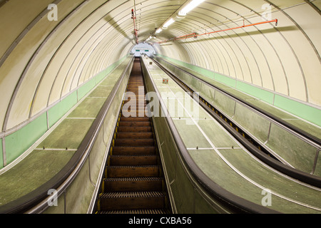 Nachschlagen von den hölzernen Rolltreppen der Tyne Fußgänger und Radfahrer Tunnel, Jarrow, Howden, Nord-Ost-England, UK Stockfoto