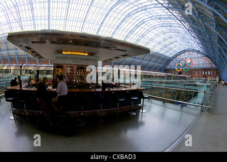 Grand Champagner Bar, Eurostar-Terminal am Bahnhof St. Pancras, London, England, Vereinigtes Königreich, Europa Stockfoto