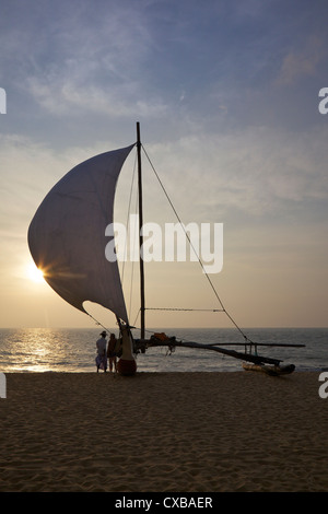 Fischer und Oruvas (traditionelle Ausleger Einbaum Kanu) auf Negombo Strand, Sri Lanka, Asien Stockfoto