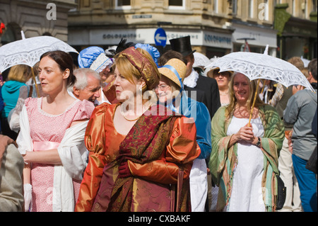 Damen im Regency Kostüm promenade durch die Innenstadt Bad während Jane Austen Festival 2012 Stockfoto