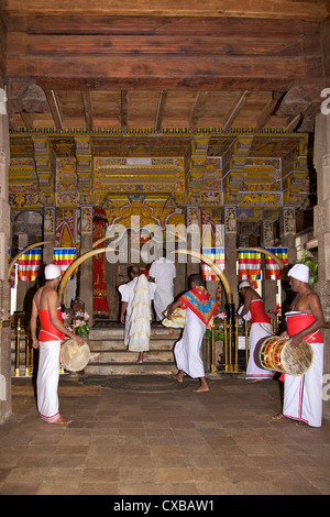 Trommler in der Zahn-Heiligtum, Tempel des Zahns Relikt, UNESCO-Weltkulturerbe, Kandy, Sri Lanka, Asien Stockfoto