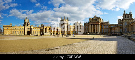 Panorama der Great Court von Blenheim Palace, UNESCO-Weltkulturerbe, Woodstock, Oxfordshire, England, Vereinigtes Königreich Stockfoto
