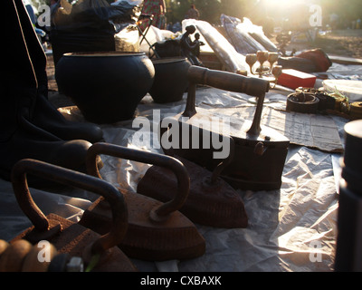 Alten Eisen der verschiedenen Designs auf einem Flohmarkt Stockfoto