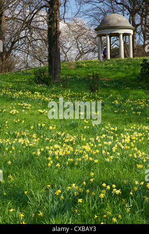 Tempel des Aeolus im Frühjahr, Royal Botanic Gardens, Kew, UNESCO-Weltkulturerbe, London, England, Vereinigtes Königreich, Europa Stockfoto