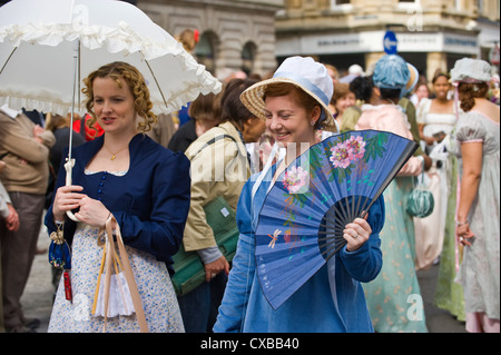 Fans im Regency Kostüm promenade durch die Innenstadt Bad während Jane Austen Festival 2012 Stockfoto