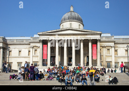 Besucher und Touristen außerhalb der National Gallery, Trafalgar Square, London, England, Vereinigtes Königreich, Europa Stockfoto